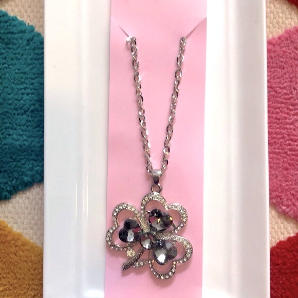 2 x $20‼️ CLOVER PENDANT / NECKLACE Silver & Gray embellished Crystal Gift Idea - Picture 6 of 8